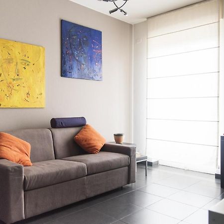 High Rise Studio Flat Near Metro Stop Milaan Buitenkant foto