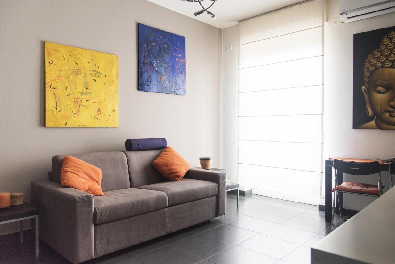 High Rise Studio Flat Near Metro Stop Milaan Buitenkant foto